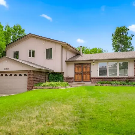 Large Home, 2 Living Rooms, Great For Family/Pets!